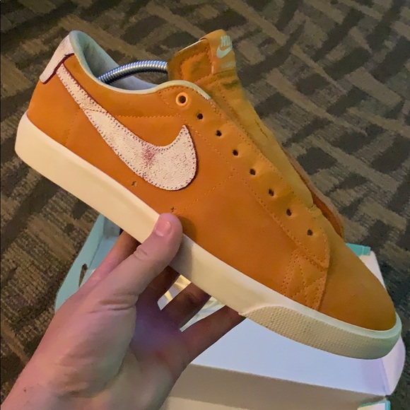 nike bruised peach